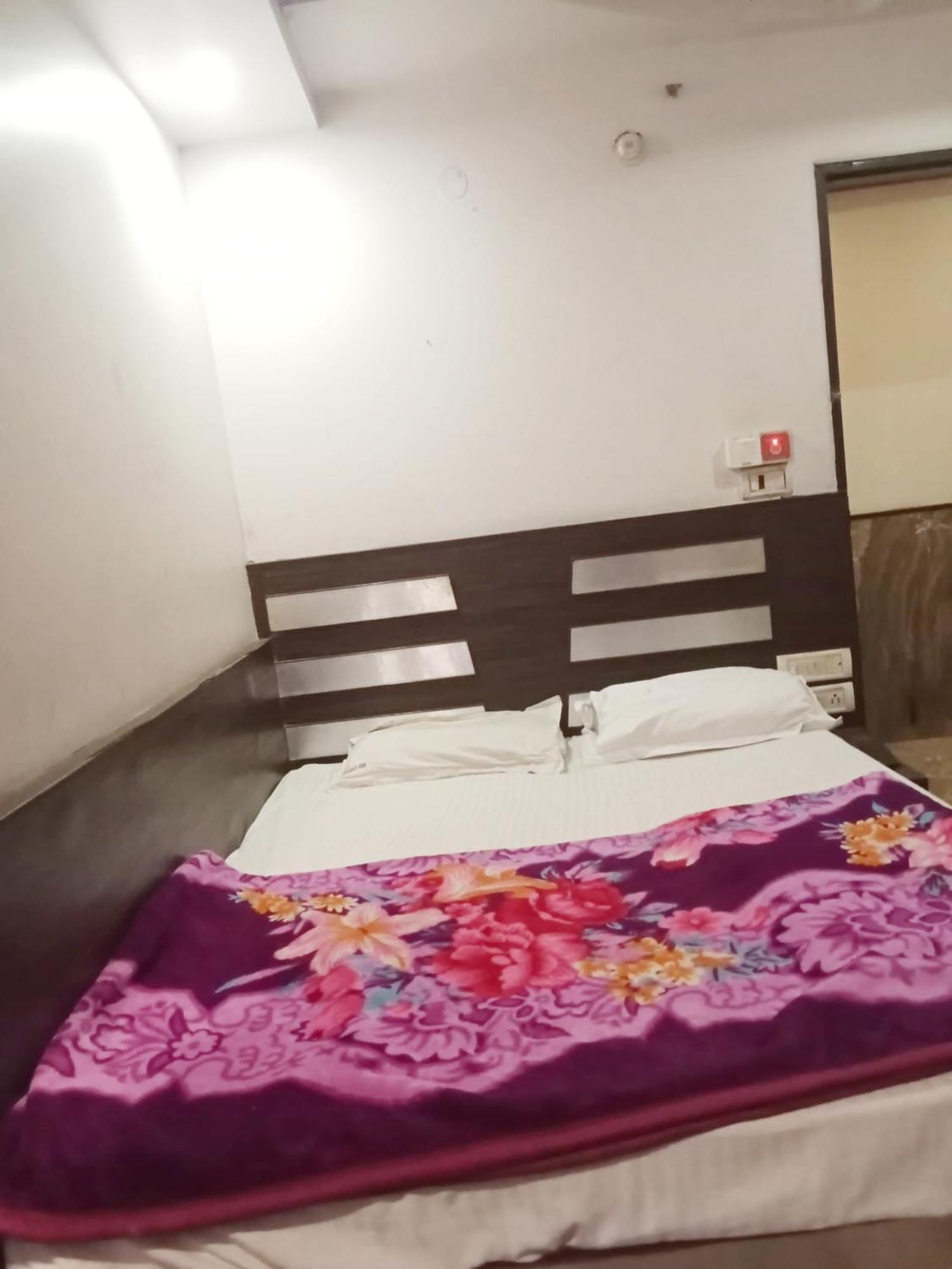 Hotel Odeon Continental Нью-Дели Экстерьер фото